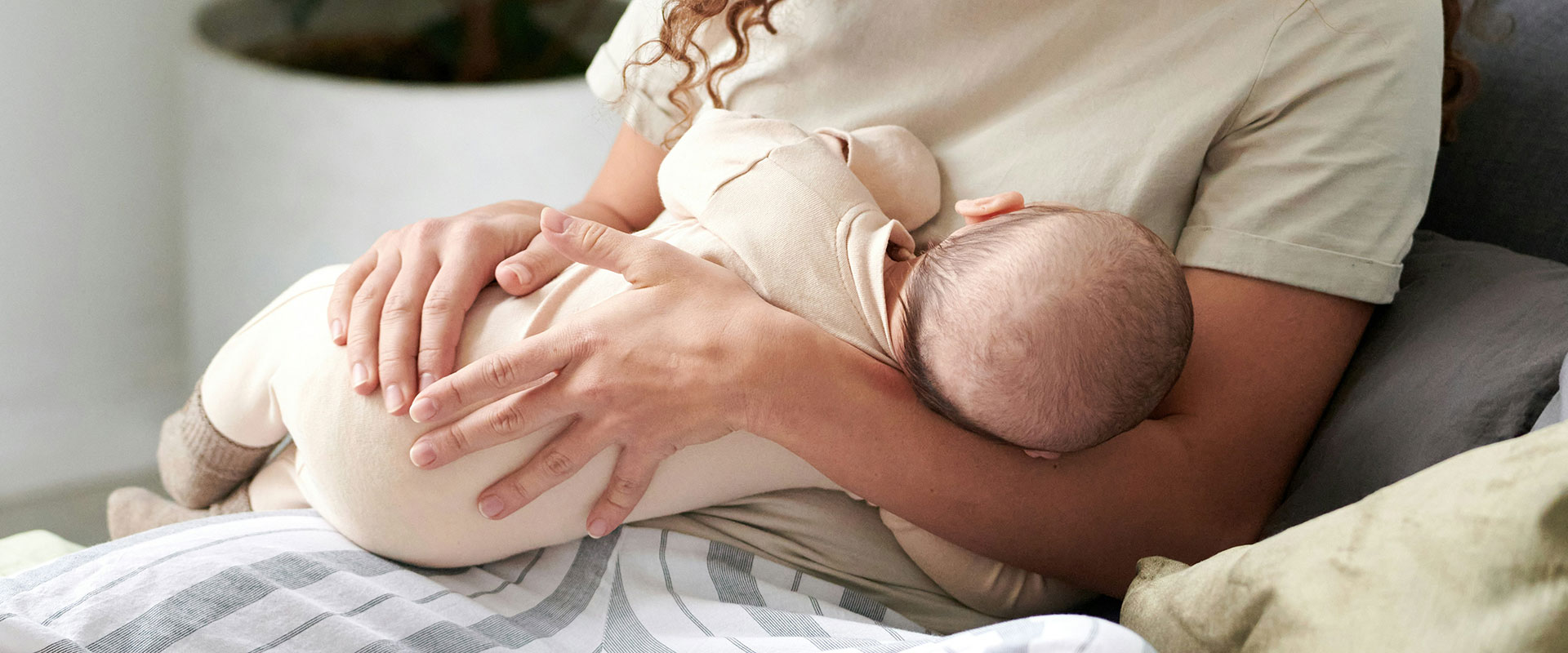 Mutter hält ihr Baby auf dem Arm