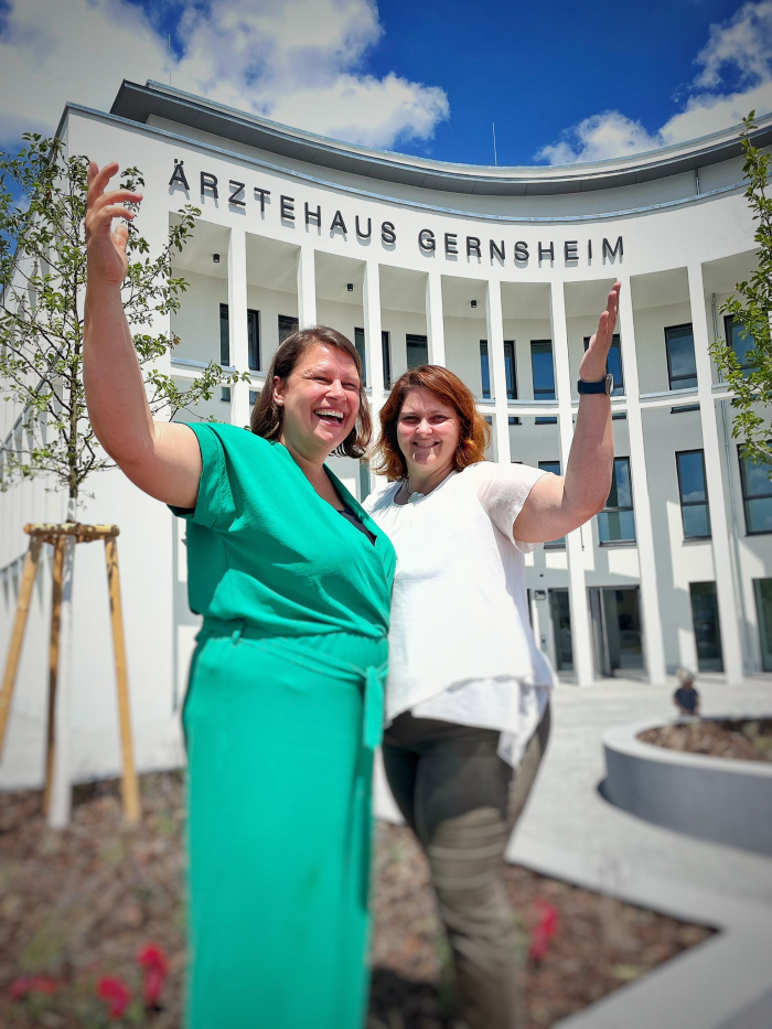 Kathrin Weiser & Nicole Sudheimer vor Ärztehaus Gernsheim