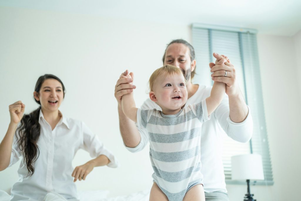 Eltern die mit ihrem Baby spielen