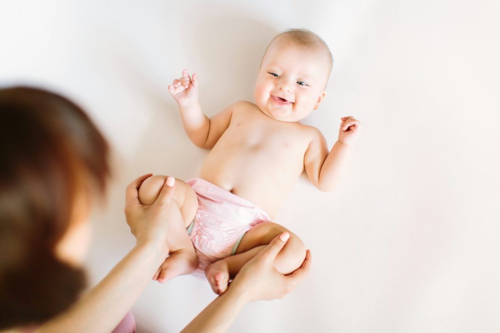Lachendes Baby mit Mutter